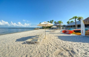 Charming one-bedroom condo with beach access & pool